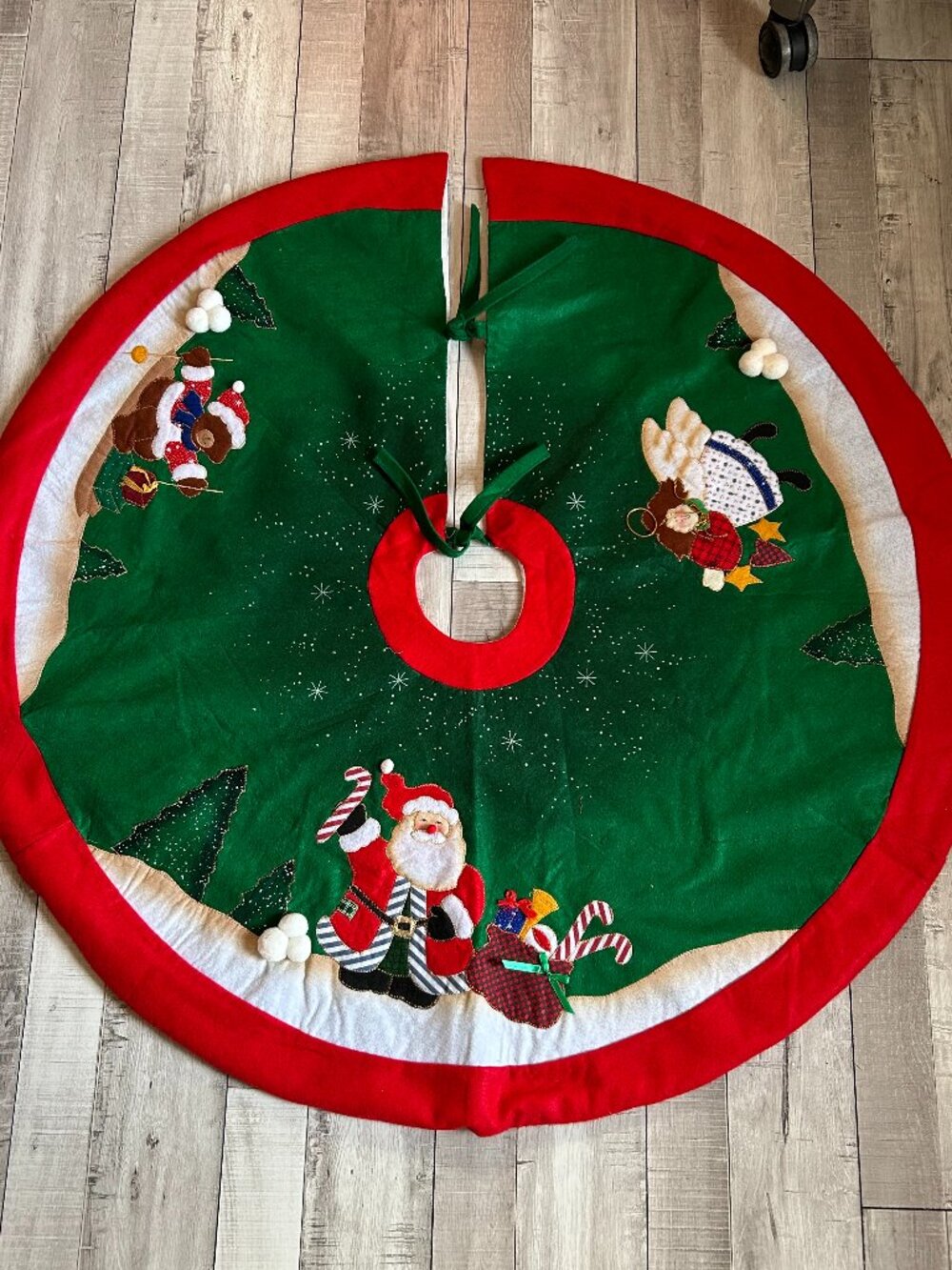 Vtg MCM Handmade Felt Christmas Tree Skirt 34" Bucilla